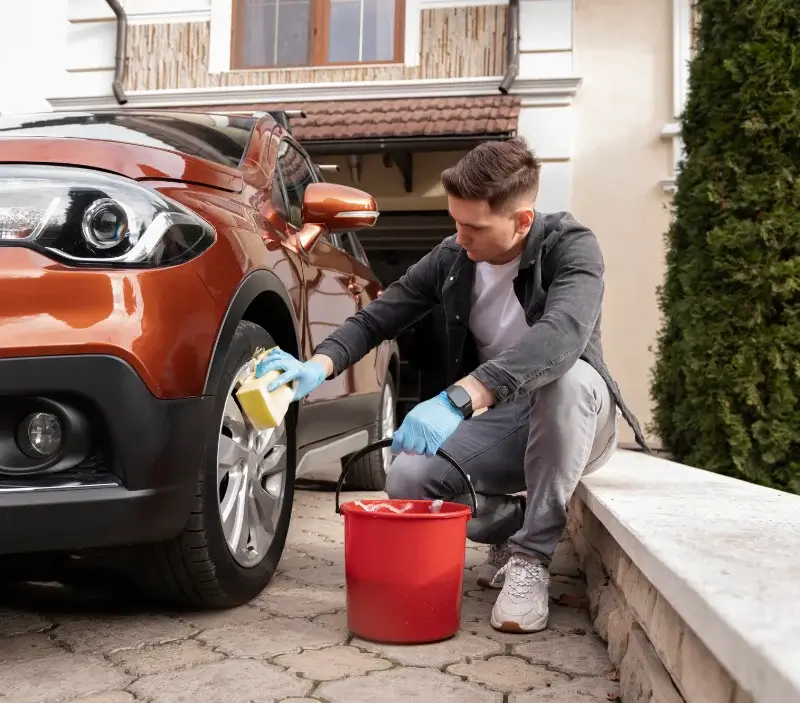 Lavage auto à domicile Cubzac-les-Ponts : professionnel intervenant sur un véhicule